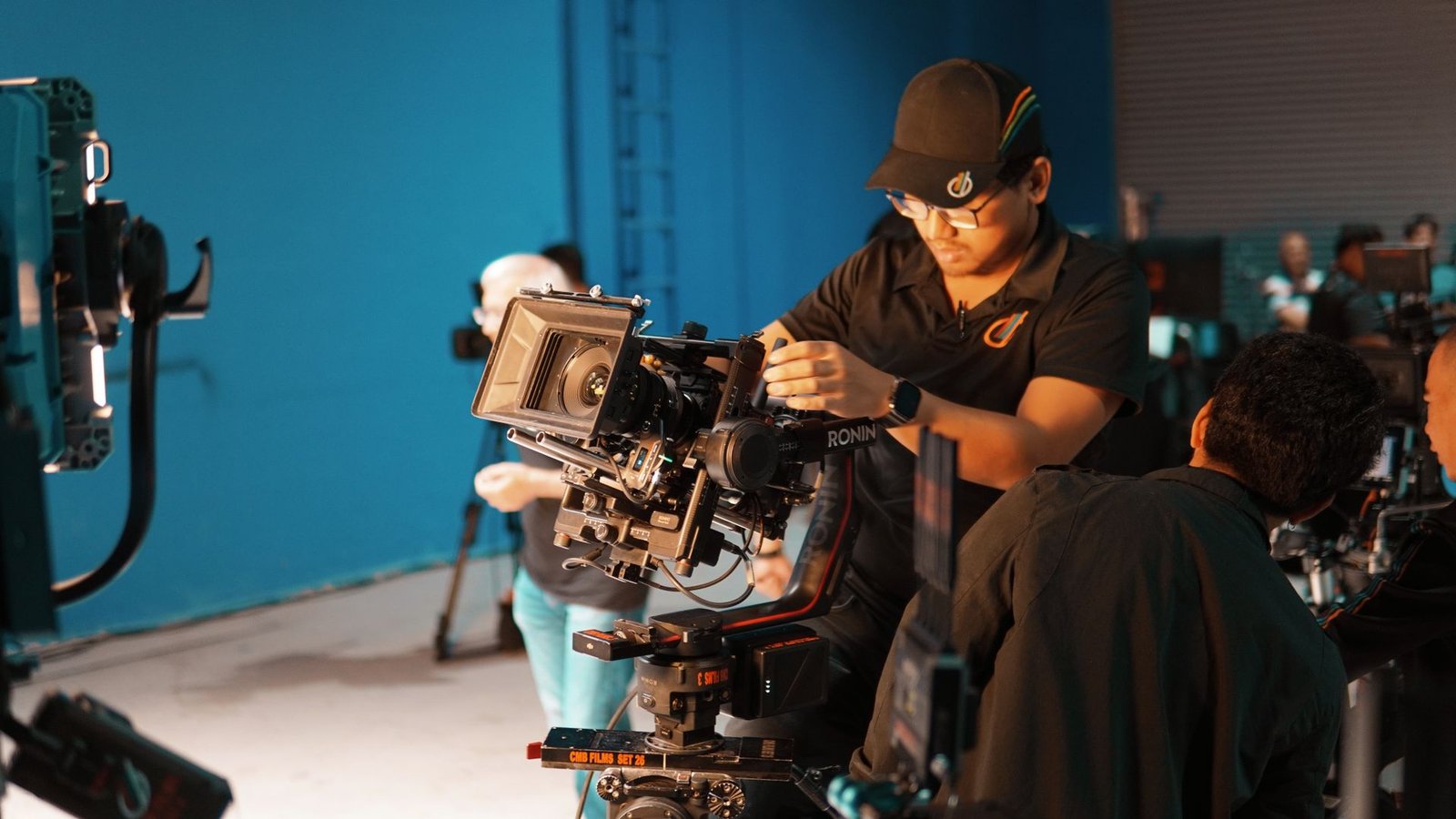 Equipo de rodaje trabajando con cámara profesional en un set