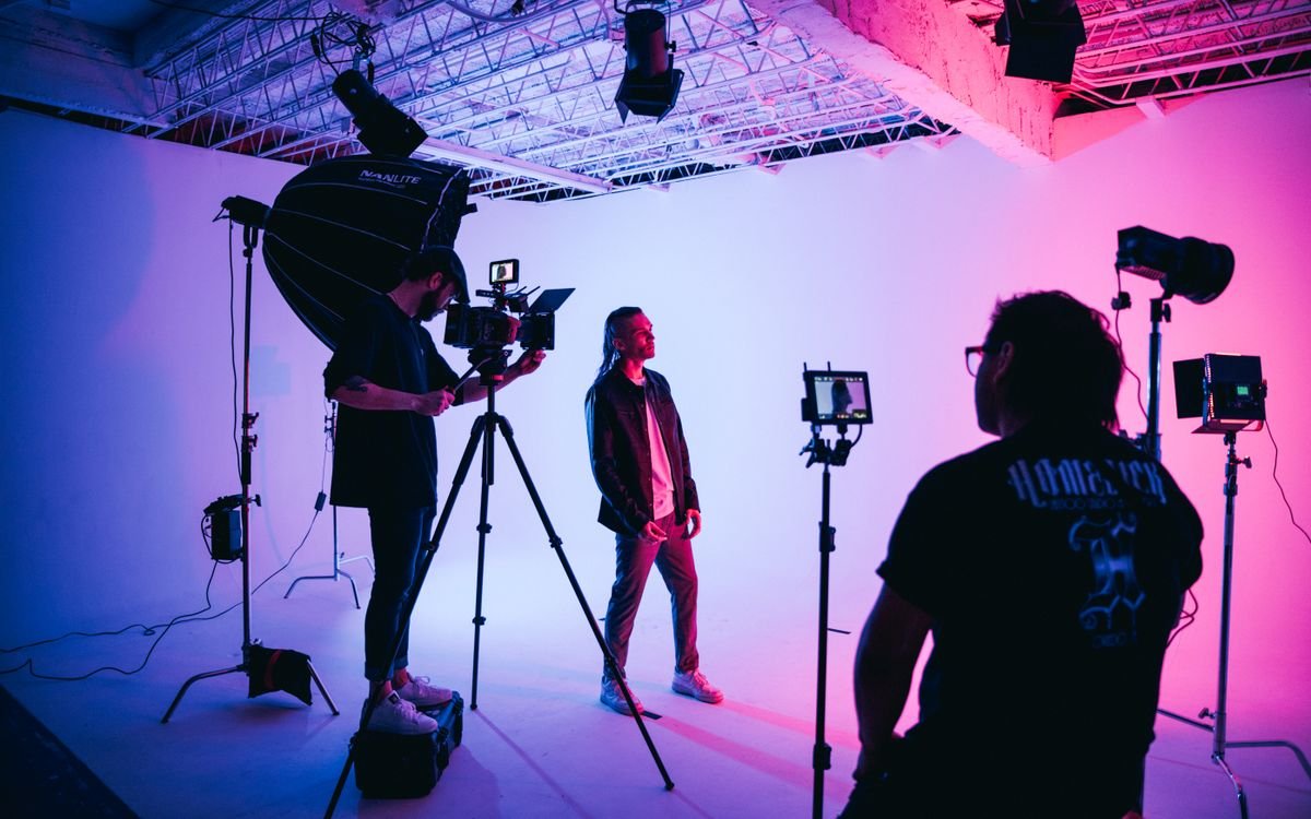 Cámara de cine en un rodaje publicitario con equipo de iluminación
