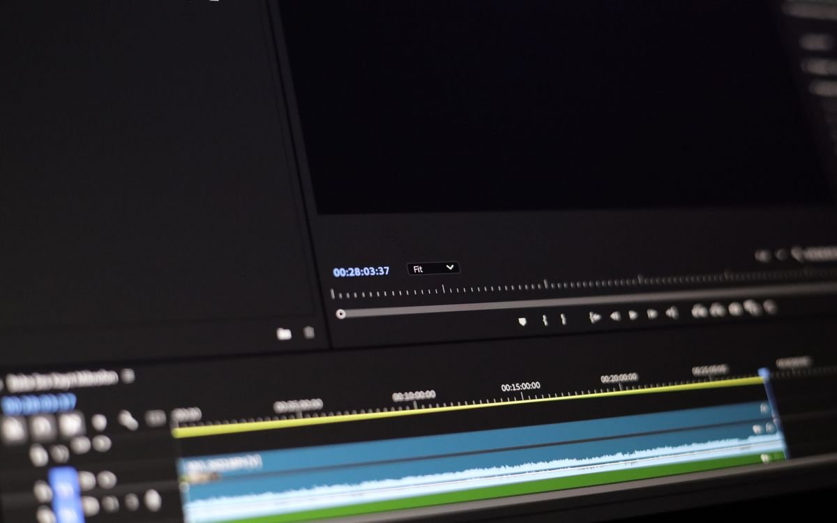 Puesto de edición con línea de tiempo de vídeo en dos monitores